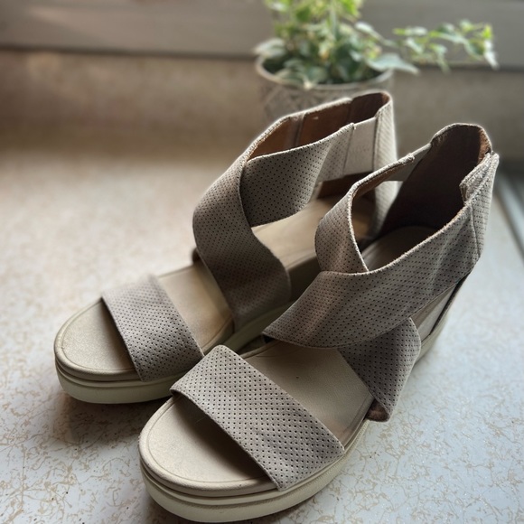 Beautiful shoes, worn once to try on. Ordered a size too big! - Picture 3 of 3